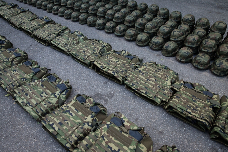 В армію поставлено 27 тисяч бронежилетів - Міноборони. На сьогодні у військові частини поставлено 26,9 тисяч бронежилетів і 6480 кевларових шоломів. Про це повідомило управління преси та інформації Міністерства оборони України.