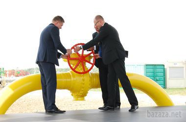 Україні не вистачає п'ять мільярдів кубометрів газу. Прем'єр - міністр України Арсеній Яценюк вважає, що у п'ятирічній перспективі Україна може диверсифікувати поставки газу і повністю перестати залежати від Російської Федерації у газовому питанні.
