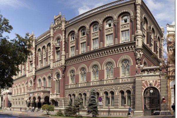 Чому НБУ допомагає "чорному" валютному ринку. НБУ прийняв минулого тижня дуже жорстку постанову №540, яка суперечить багатьом законодавчим актам України і фактично забороняє українцям легально отримувати валюту за своїми платіжними картками.