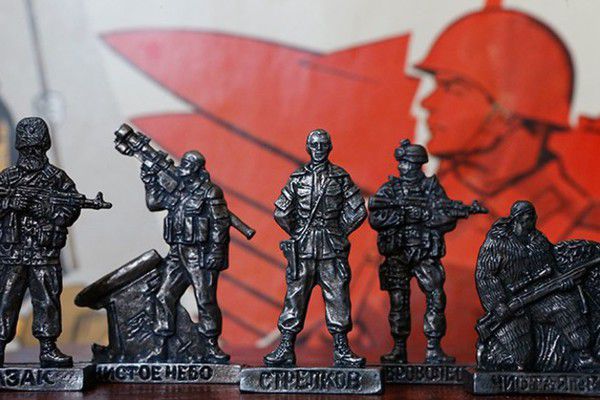 Перша російсько-українська війна в питаннях і відповідях. "Пройшла зима міжусобиць наших", - прошепотів президент Путін президенту Порошенко у телефонну трубку, і війна на сході України тут же підійшла до кінця.
 На жаль, це не значить, що там більше не буде литися кров.