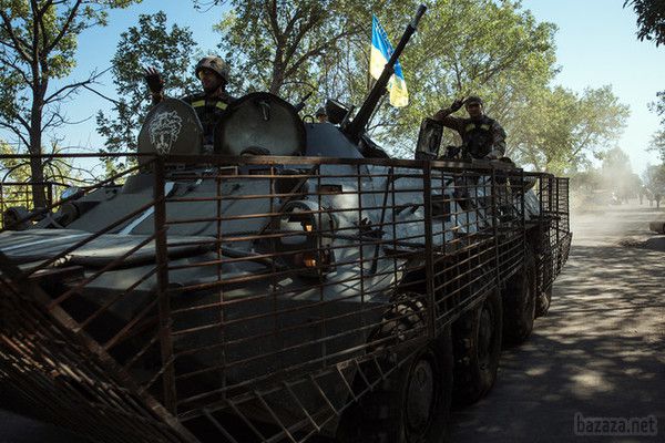 "Перемир'я" по-російськи: війська РФ обстрілюють сили АТО важким озброєнням. Глава Центру військово-політичних досліджень, представник групи "Інформаційний опір" Дмитро Тимчук у своєму Facebook повідомив про те, що російські війська і терористи продовжують обстріли позицій українських військ і цивільних об'єктів, незважаючи на перемир'я.
