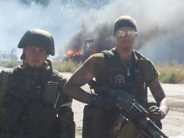 Російський спецназ фотографується на тлі вбитих "Айдарівців" і топче український прапор. Російські спецназівці виклали в мережу фото після бою під містом Щастя Донецької області.