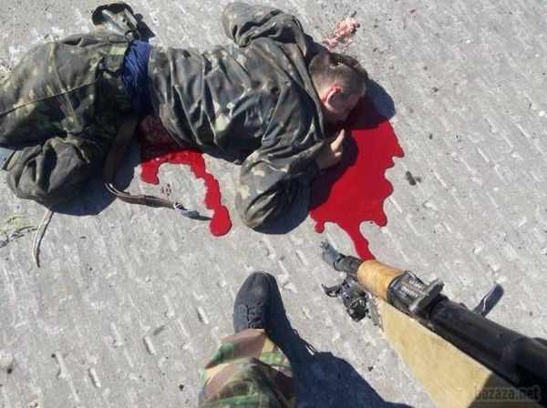 Російський спецназ фотографується на тлі вбитих "Айдарівців" і топче український прапор. Російські спецназівці виклали в мережу фото після бою під містом Щастя Донецької області.