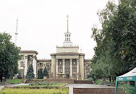 Обстановка в Луганську. День 53 (08.09.14). Ніч з 7 на 8 вересня у Луганську пройшла спокійно. Вранці в місті було тихо. Вулиця Радянська, біля захопленого терористами СБУ, расчищенна від барикад.