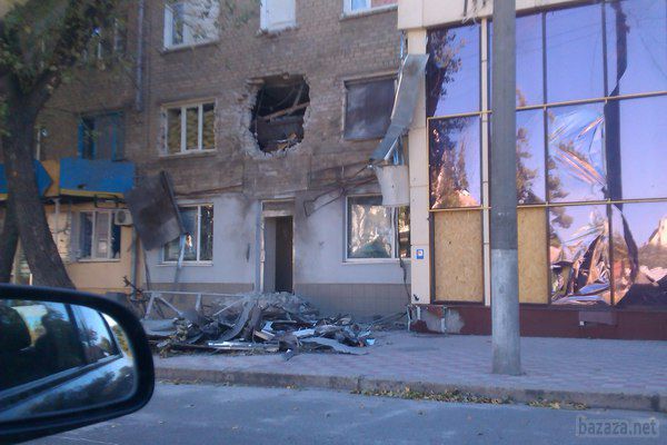 Луганськ зруйнований. Фото. 09.09.2014. Станом на ранок 8 вересня в Луганську спокійно. Ніч пройшла тихо. У місті зберігаються проблеми зі зв'язком, електроенергією, водою і продуктами.