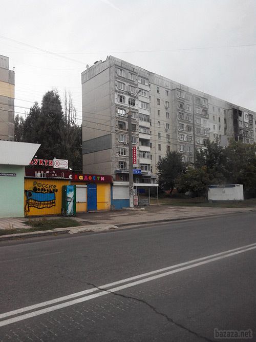 Луганськ зруйнований. Фото. 09.09.2014. Станом на ранок 8 вересня в Луганську спокійно. Ніч пройшла тихо. У місті зберігаються проблеми зі зв'язком, електроенергією, водою і продуктами.