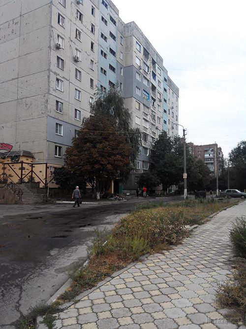 Луганськ зруйнований. Фото. 09.09.2014. Станом на ранок 8 вересня в Луганську спокійно. Ніч пройшла тихо. У місті зберігаються проблеми зі зв'язком, електроенергією, водою і продуктами.