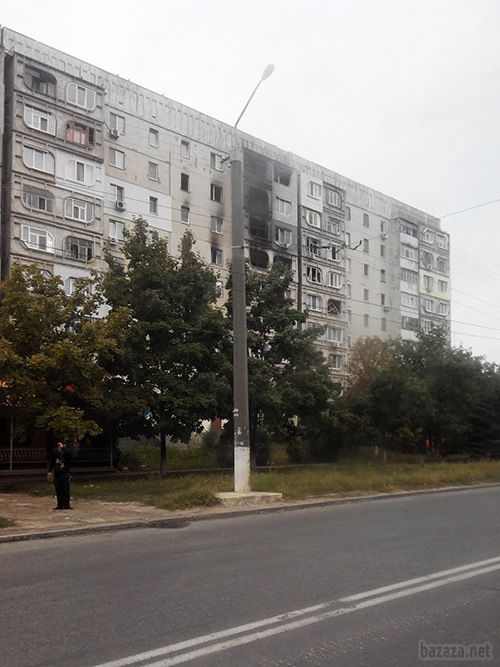 Луганськ зруйнований. Фото. 09.09.2014. Станом на ранок 8 вересня в Луганську спокійно. Ніч пройшла тихо. У місті зберігаються проблеми зі зв'язком, електроенергією, водою і продуктами.