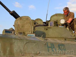 Бойовики живцем закопують своїх новобранців, щоб вони "побороли свої страхи". Відео. Терористи тренують психологічну стійкість і погоджуються на поховання живцем з плавальною трубкою для дихання. 