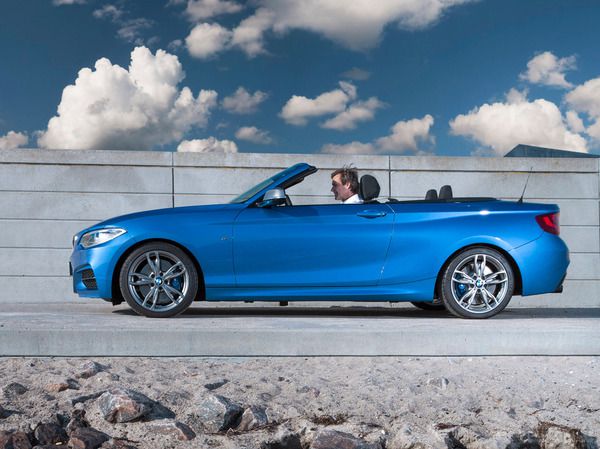 BMW розсекретила кабріолет 2 серії. Новинка отримала м'який складаний дах і чотири версії двигуна, включаючи одну «заряджену».