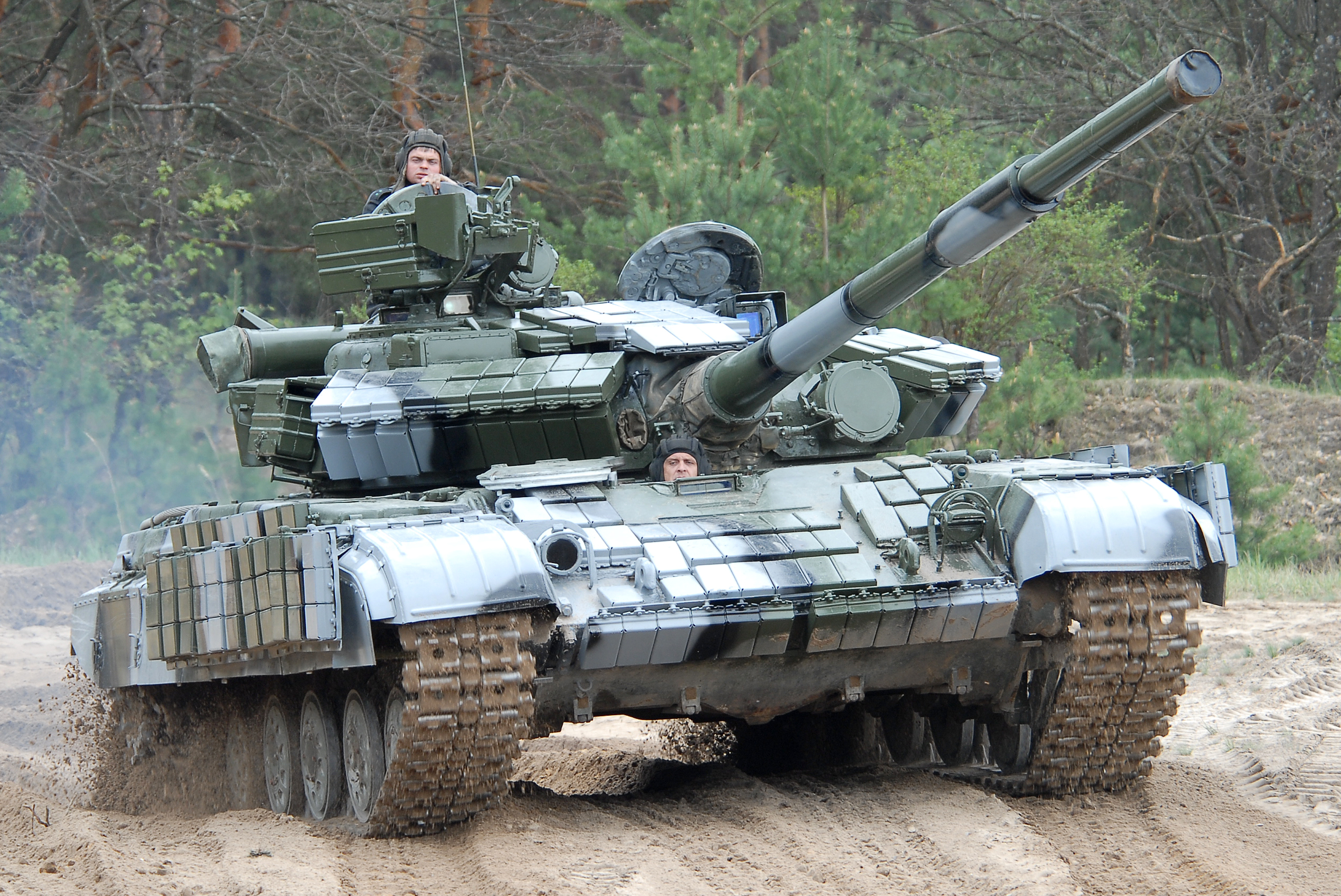 Підрозділи Нацгвардії на Донбасі поповняться модернізованими танками Т-64. Харківське держпідприємство «Завод ім. Малишева», яке виробляє бронетехніку в Україні, відвантажило партію вітчизняних танків Т-64 БВ-1 для потреб Національної гвардії України.