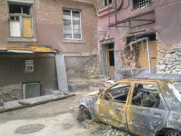 Луганськ зруйнований. Фото. Відео. 13.09.2014. За станом на ранок 13 вересня в Луганську спокійно. Ніч пройшла тихо. У місті зберігаються проблеми зі зв'язком, електроенергією, водою і продуктами. У деяких районах міста з'являється вода під малим тиском.