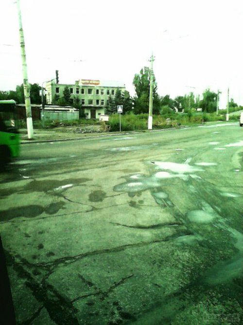Луганськ зруйнований. Фото. Відео. 13.09.2014. За станом на ранок 13 вересня в Луганську спокійно. Ніч пройшла тихо. У місті зберігаються проблеми зі зв'язком, електроенергією, водою і продуктами. У деяких районах міста з'являється вода під малим тиском.