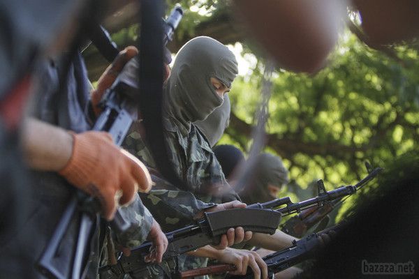 Близько 200 бойовиків у військовій формі РФ з бронетехнікою прориваються у Василівку. За оперативними даними, терористи так званої ДНР чисельністю до 200 чоловік під російським прапором, в однострої збройних сил Російської Федерації та за підтримки бронетехніки, намагаються з боєм прорватися з населеного пункту Пантелеймонівка Донецької області.