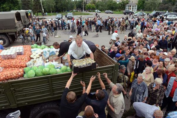 Як прихильники ДНР приїхали за українською гуманітарною допомогою. Прихильники терористичної організації "Донецька народна республіка" приїхали в Слов'янськ, щоб отримати українську гуманітарну допомогу: