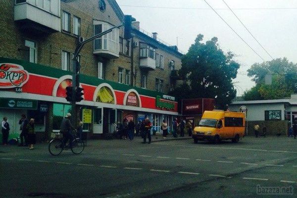 У Луганську пройде парад військової техніки. У місті затишшя. Не стріляють. Місцеві жителі спокійно гуляють по міських скверах і парках. Прибирають біля будинків, хтось навіть ходить на роботу.