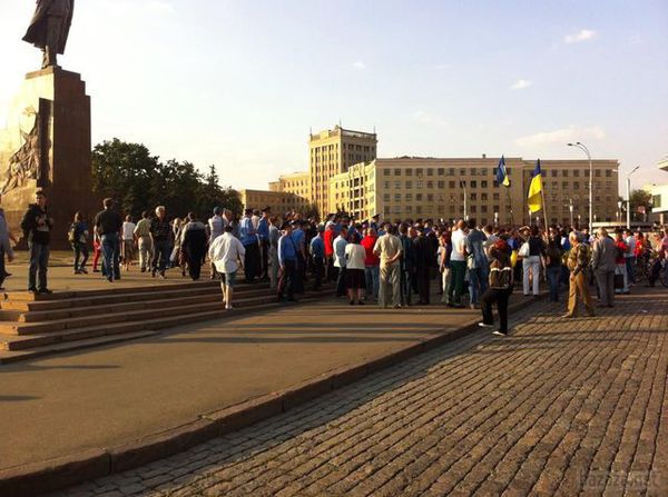 У Харкові побилися активісти Євромайдана і антимайдана. У неділю на площі Свободи знову проходили паралельні мітинги Евромайдана і антимайдана. 