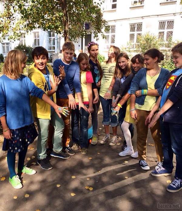 Московські школярі влаштували флешмоб в підтримку України. У Москві підлітки прийшли в школу в одязі синьо-жовтих кольорів і з розмальованими руками в кольори національного прапора України