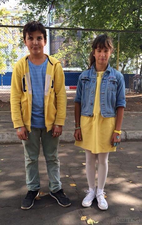 Московські школярі влаштували флешмоб в підтримку України. У Москві підлітки прийшли в школу в одязі синьо-жовтих кольорів і з розмальованими руками в кольори національного прапора України