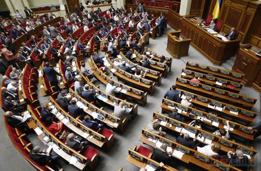 Завтра в Раді буде гаряче - Геращенко. Верховна Ради України у вівторок може розглянути законопроект про особливий статус окремих районів Луганської та Донецької областей, повідомила народний депутат України (фракція УДАР), уповноважений президента з урегулювання ситуації на сході України Ірина Геращенко.