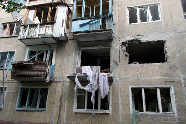 Обстріл Донецька триває: по місту стріляють міномети і «Гради» - очевидці. 15 вересня приблизно о 16:00 розпочався черговий штурм Донецького аеропорту. Будівля в диму. У місті почалися перестрілки. Про це пишуть очевидці в соціальних мережах.