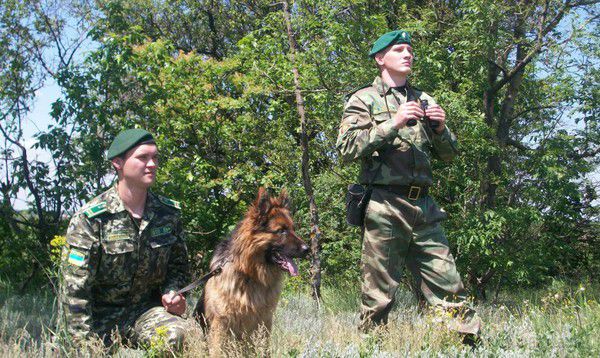 В Донбасі почали створювати лінію розмежування - РНБО. Держприкордонслужба почала заходи щодо створення смуги безпеки вздовж лінії розмежування в Донбасі між районами під контролем сил АТО і територіями, захопленими терористами ДНР і ЛНР