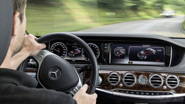 Mercedes-Benz випустять 10 гібридних моделей до 2017 року. Такі плани компанії озвучив голова відділу нових розробок концерну Daimler Томас Вебер під час презентації гібридного S500.