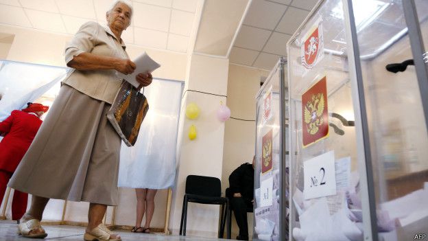 Вибори в Криму: Єдина Росія отримала 70 мандатів. Зокрема, за списками "Єдиної Росії" до кримського парламенту пройшли Сергій Аксьонов та Володимир Константинов, а від ЛДПР - Володимир Жириновський.