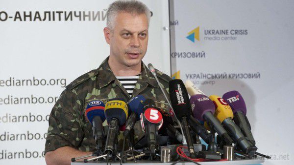 За добу в АТО загинуло 3 бійця, ще 2 поранені. За минулу добу загинуло 3 українських військових, про це на сьогоднішньому брифінгу розповів речник Інформаційно-аналітичного центру РНБО Андрій Лисенко.