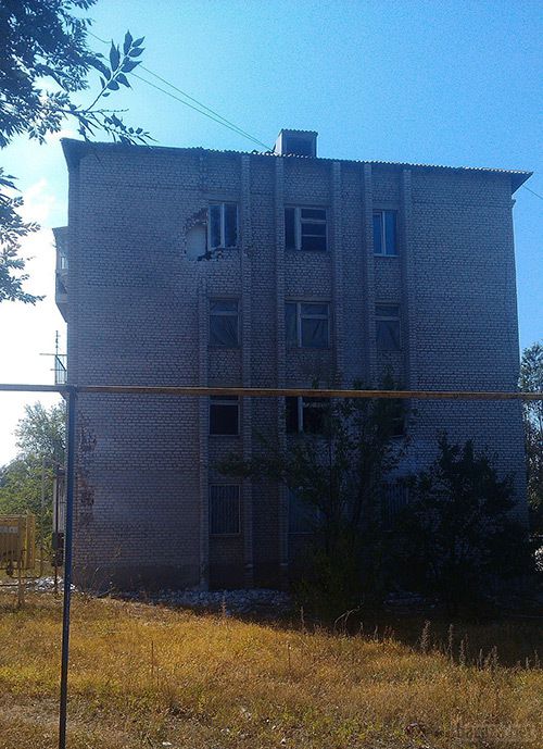 Луганськ зруйнований. Фото. Відео. 16.09.2014. Станом на ранок 16 вересня в Луганську спокійно. Ніч пройшла тихо. У місті зберігаються проблеми зі зв'язком, електроенергією, водою і продуктами. 