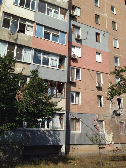 Луганськ зруйнований. Фото. Відео. 16.09.2014. Станом на ранок 16 вересня в Луганську спокійно. Ніч пройшла тихо. У місті зберігаються проблеми зі зв'язком, електроенергією, водою і продуктами. 