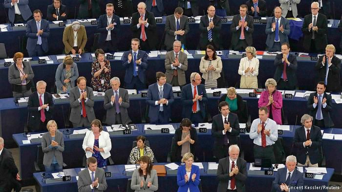 Ратифікація угоди про асоціацію у Європарламенті: оплески й скепсис. Угоду про асоціацію між Україною та ЄС у Європарламенті депутати вітали оваціями стоячи, лише крайні праві й "ліві" демонстративно залишились сидіти. Репортаж  .