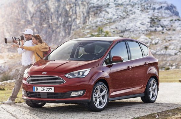 Представлений оновлений Ford C-MAX. Слідом за новим S-MAX, компанія Ford показала рейстайлинговый компактвен C-MAX. Крім оновленого дизайну і елементів інтер'єру, новинка отримала двигуни наступного покоління.
