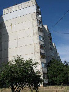 Обстановка в Луганську. День 63 (18.09.14). Постраждав другий під'їзд будинку за адресою кв. Героїв Сталінграда 2. Користувач соцмережі зазначає, що дім постраждав по правій стороні до 9 поверху. 
