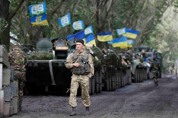 Бійців АТО під Луганськом обстрілюють з двох сторін, командування немає - журналіст. Бійці 12-го батальйону тероборони потрапили в скрутне становище. Бойовики ведуть обстріл з двох сторін. 