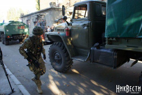 Миколаївським прикордонникам передали на озброєння 20 БТР (фото). Бійцям Прикордонної служби України, які несуть службу на кордоні з анексованим Кримом, передали на озброєння перші десять розконсервованих БТР-70. 