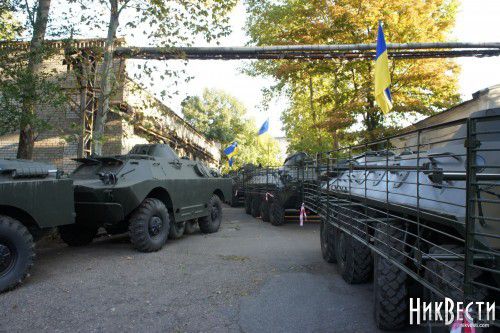 Миколаївським прикордонникам передали на озброєння 20 БТР (фото). Бійцям Прикордонної служби України, які несуть службу на кордоні з анексованим Кримом, передали на озброєння перші десять розконсервованих БТР-70. 