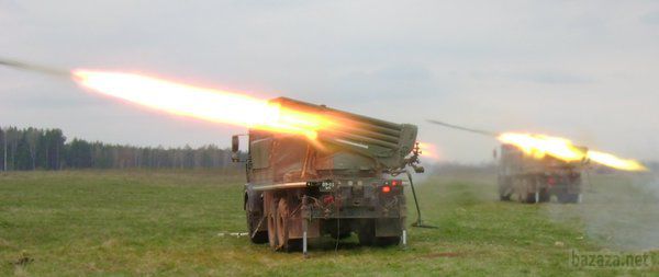 Сепаратисти громлять російські війська на Донбасі. Російські військові, яких зовсім немає в Донбасі, кричать як різані в соц. мережах про те, що їх лупить артилерія лугандонців і дуже просять розповісти про це всім кому можна. 