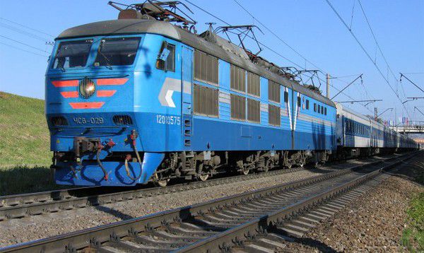 Донецька залізниця відновлює рух пасажирських поїздів в Луганськ. Донецька залізниця вирішила відновити рух пасажирських поїздів дальнього слідування в Луганськ, повідомила прес-служба відомства.
