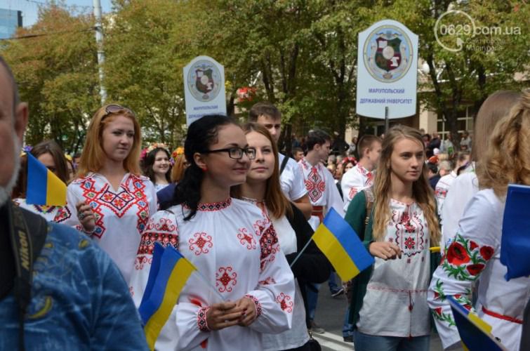 День Маріуполя відзначили двома парадами ( відео). Патріоти провели парад військової техніки, парад вишиванок; місцеві влади нагородили бійців, що охороняють місто від загарбників