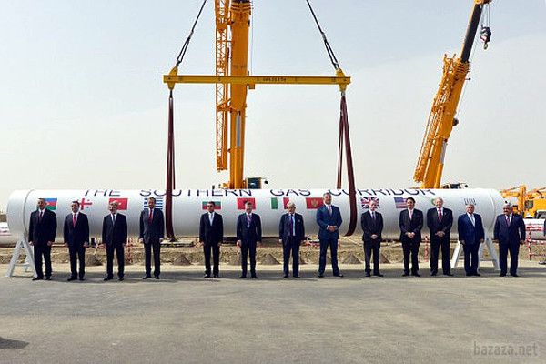 У Баку почали будівництво газопроводу в Європу. Сьогодні у Баку урочисто забили перший цвях у труну російського монополіста "Газпрому": Тут стартувало будівництво трубопроводу "Південний газовий коридор", 
