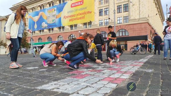 У Харкові розпочалася акція «Вишиванка для світу». Сьогодні в Харкові, на площі Свободи розпочалася акція «Вишиванка для світу». Активісти прикрашають бруківку площі національним орнаментом.