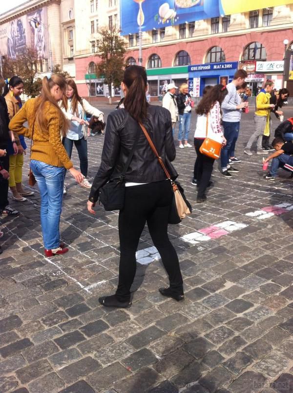 У Харкові розпочалася акція «Вишиванка для світу». Сьогодні в Харкові, на площі Свободи розпочалася акція «Вишиванка для світу». Активісти прикрашають бруківку площі національним орнаментом.