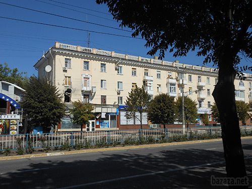 Луганськ зруйнований. Фото. 21.09.2014. Станом на ранок 21 вересня в Луганську спокійно. Ніч пройшла тихо. В місті ще зберігаються проблеми зі зв'язком, електроенергією, водою.