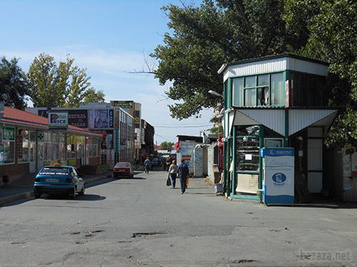Луганськ зруйнований. Фото. 21.09.2014. Станом на ранок 21 вересня в Луганську спокійно. Ніч пройшла тихо. В місті ще зберігаються проблеми зі зв'язком, електроенергією, водою.