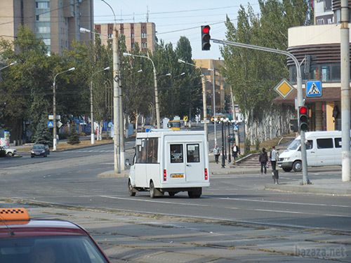 Луганськ зруйнований. Фото. 21.09.2014. Станом на ранок 21 вересня в Луганську спокійно. Ніч пройшла тихо. В місті ще зберігаються проблеми зі зв'язком, електроенергією, водою.