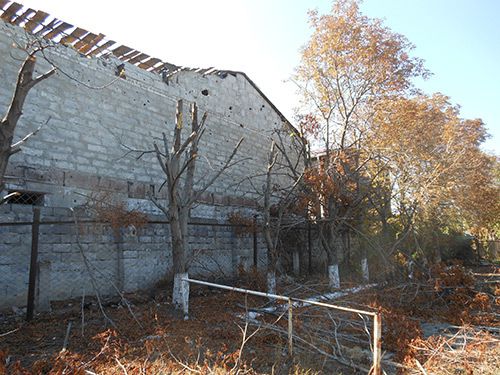 Луганськ зруйнований. Фото. 21.09.2014. Станом на ранок 21 вересня в Луганську спокійно. Ніч пройшла тихо. В місті ще зберігаються проблеми зі зв'язком, електроенергією, водою.