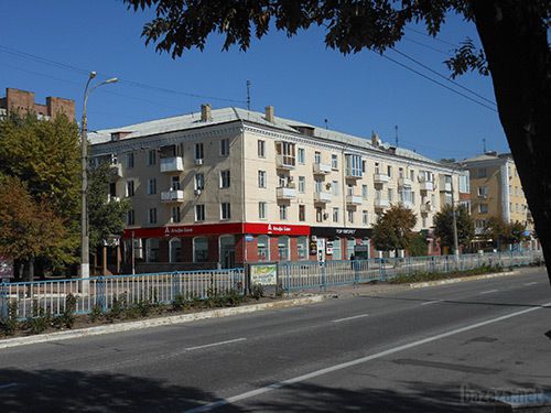 Луганськ зруйнований. Фото. 21.09.2014. Станом на ранок 21 вересня в Луганську спокійно. Ніч пройшла тихо. В місті ще зберігаються проблеми зі зв'язком, електроенергією, водою.