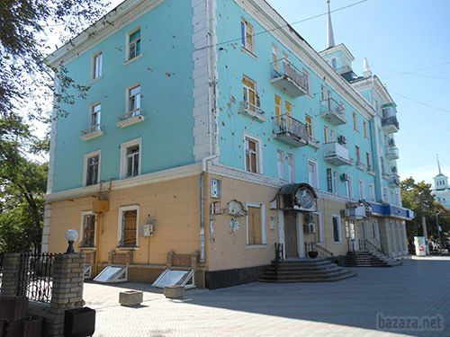 Луганськ зруйнований. Фото. 21.09.2014. Станом на ранок 21 вересня в Луганську спокійно. Ніч пройшла тихо. В місті ще зберігаються проблеми зі зв'язком, електроенергією, водою.