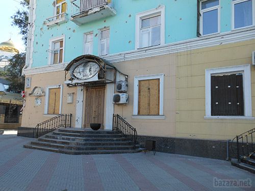 Луганськ зруйнований. Фото. 21.09.2014. Станом на ранок 21 вересня в Луганську спокійно. Ніч пройшла тихо. В місті ще зберігаються проблеми зі зв'язком, електроенергією, водою.